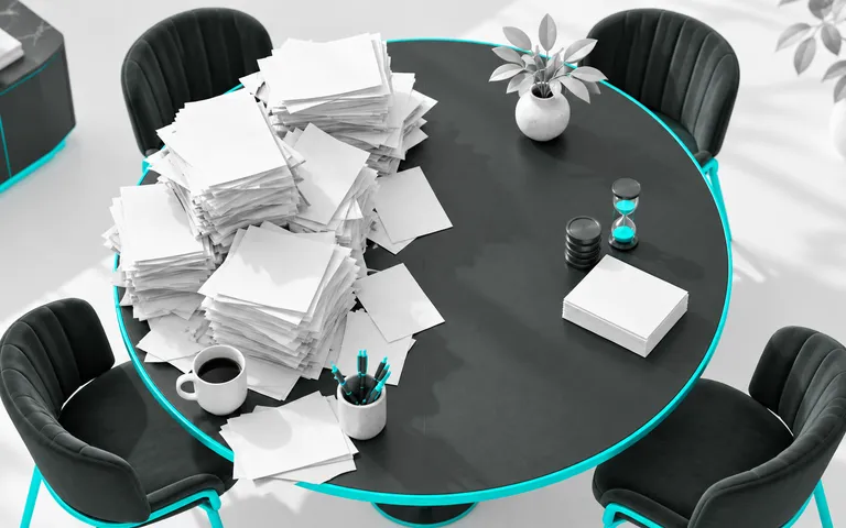 Mesa de reunião com pilhas de tarefas, fichas e ampulheta representando trabalho repetitivo.