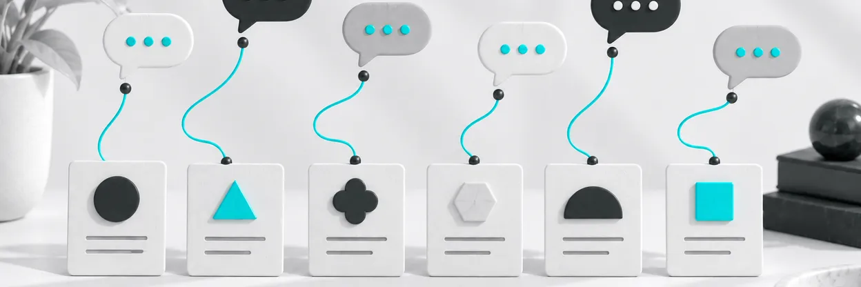 Fichas de clientes com símbolos diferentes ligadas a conversas individuais.