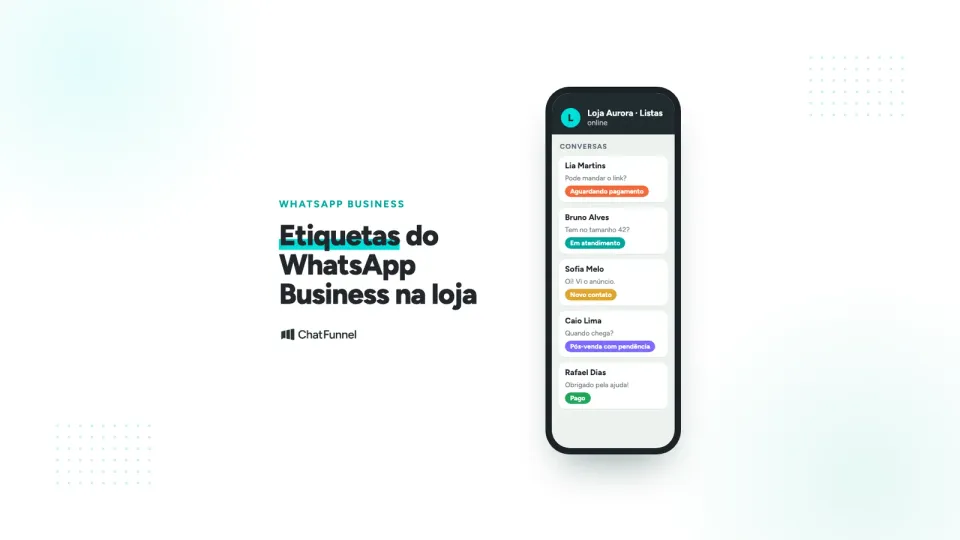 Celular com lista de conversas de uma loja, cada uma com etiqueta colorida como Aguardando pagamento e Pago