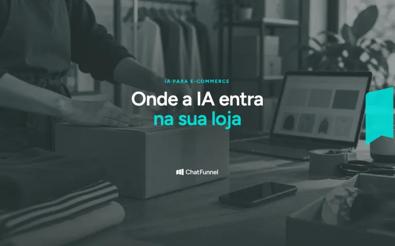Pessoa preparando uma embalagem de uma loja de roupas, com notebook e celular sobre a mesa.